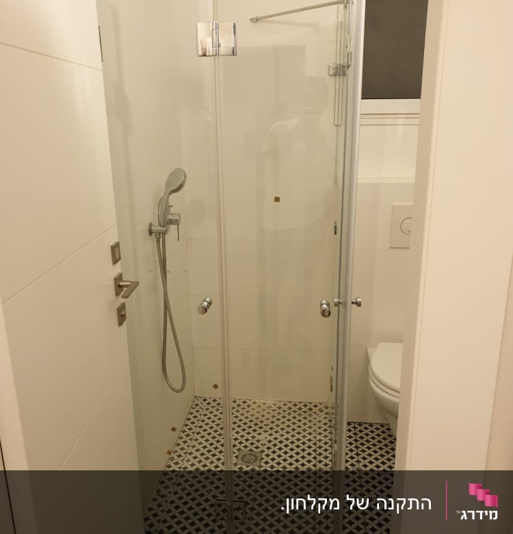 מקלחון זכוכית עם ראש מקלחת וכיור